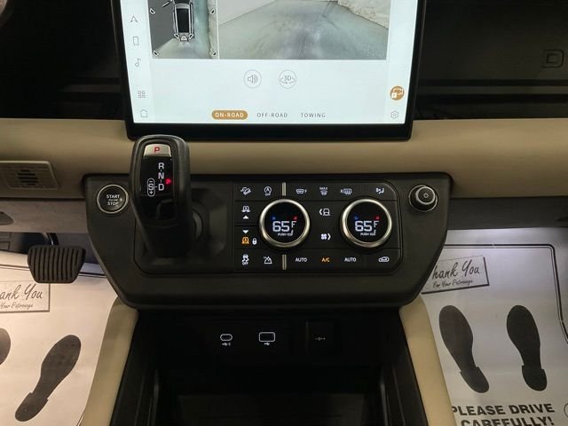 Used 2024 White Land Rover X-Dynamic SE image 22