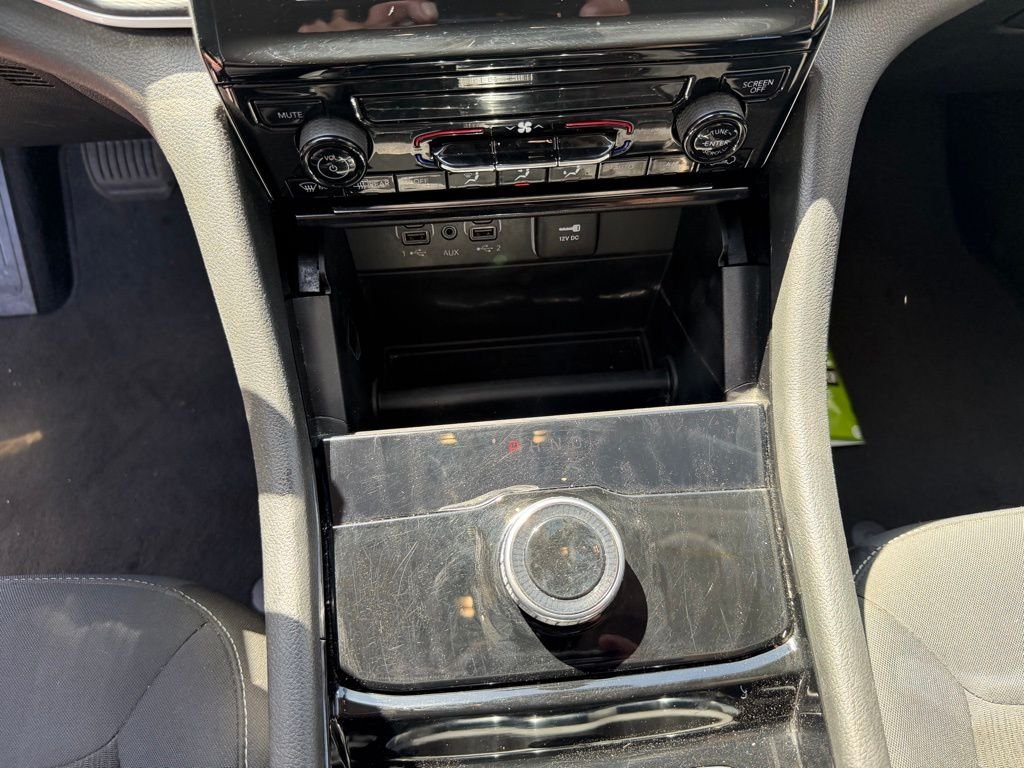 Used 2023 White/off-white Jeep Laredo image 22