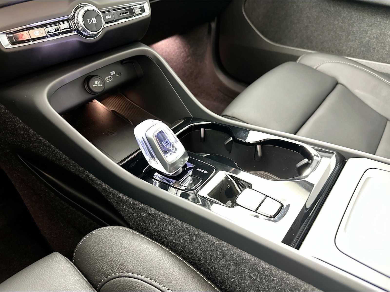 2025 Volvo XC40 Plus - Photo 13