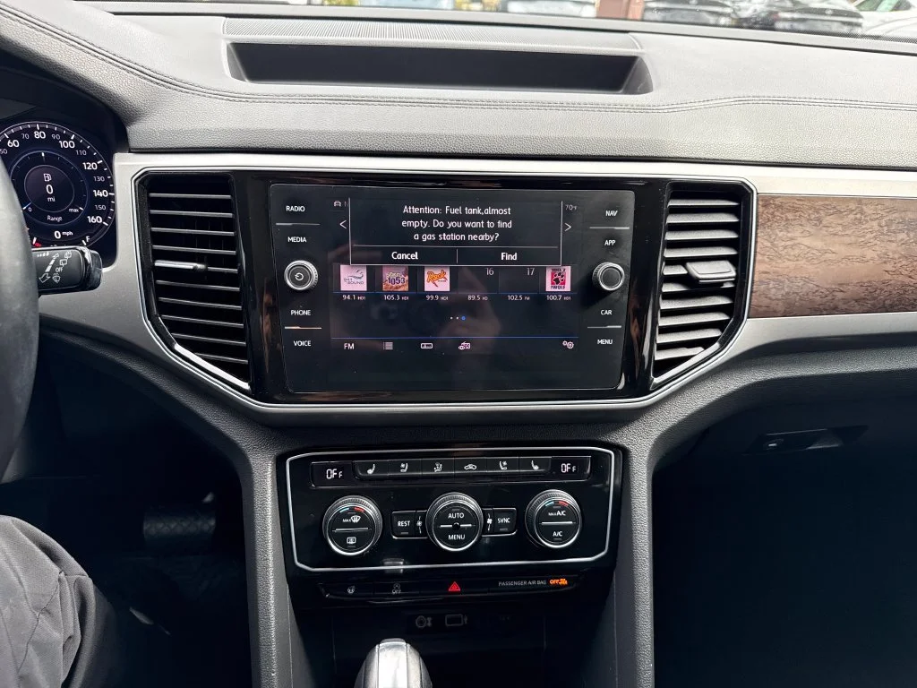 Used 2018 Deep Black Volkswagen 3.6L V6 SEL Premium image 22