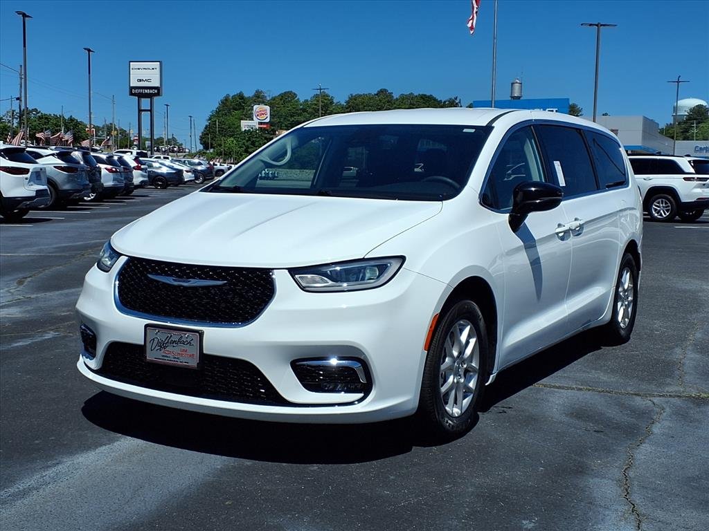 2024 Chrysler Pacifica Touring L's photo