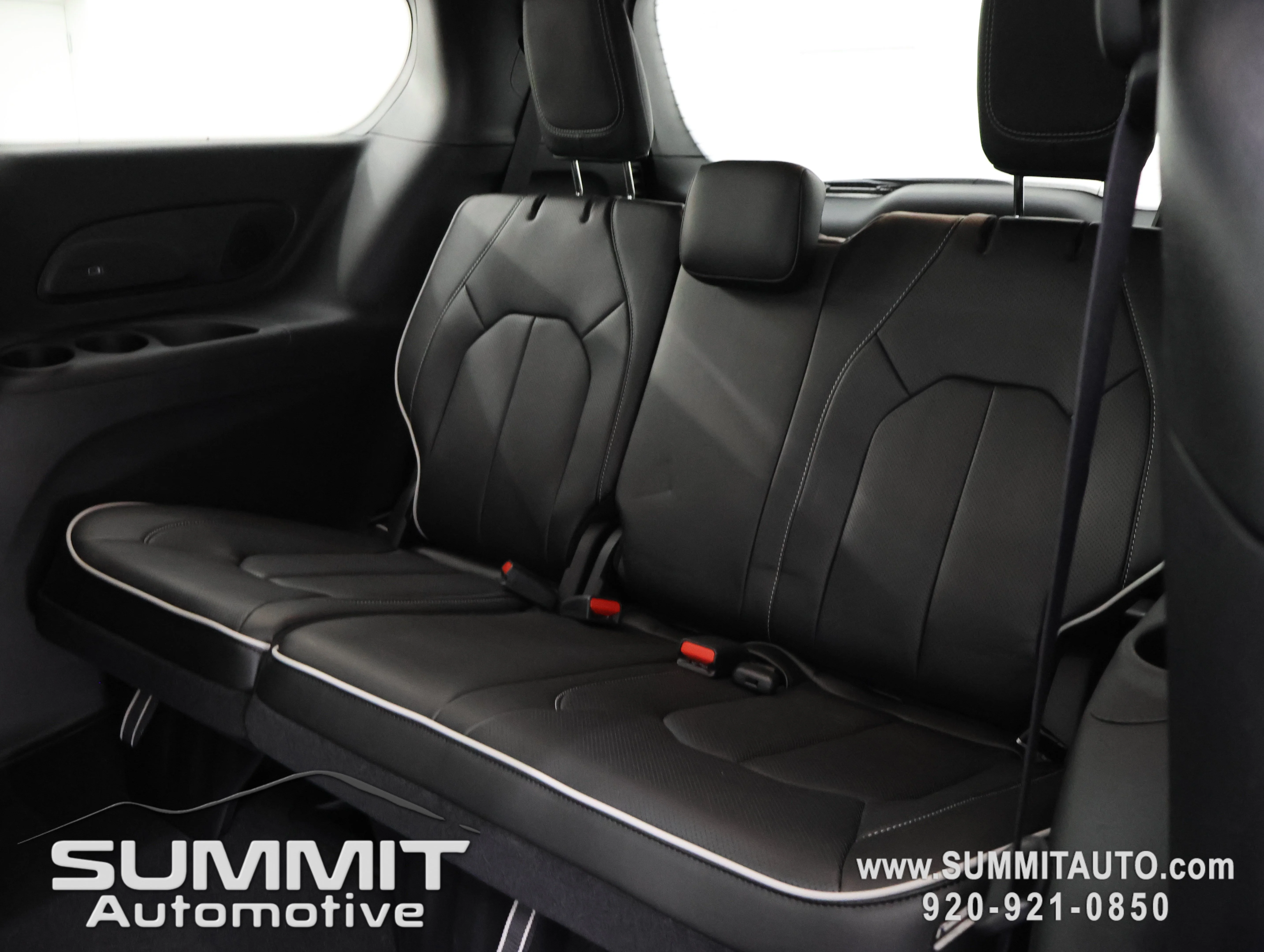 New 2027 Diamond Black Crystal Pearl-Coat Exterior Paint Chrysler Limited image 10
