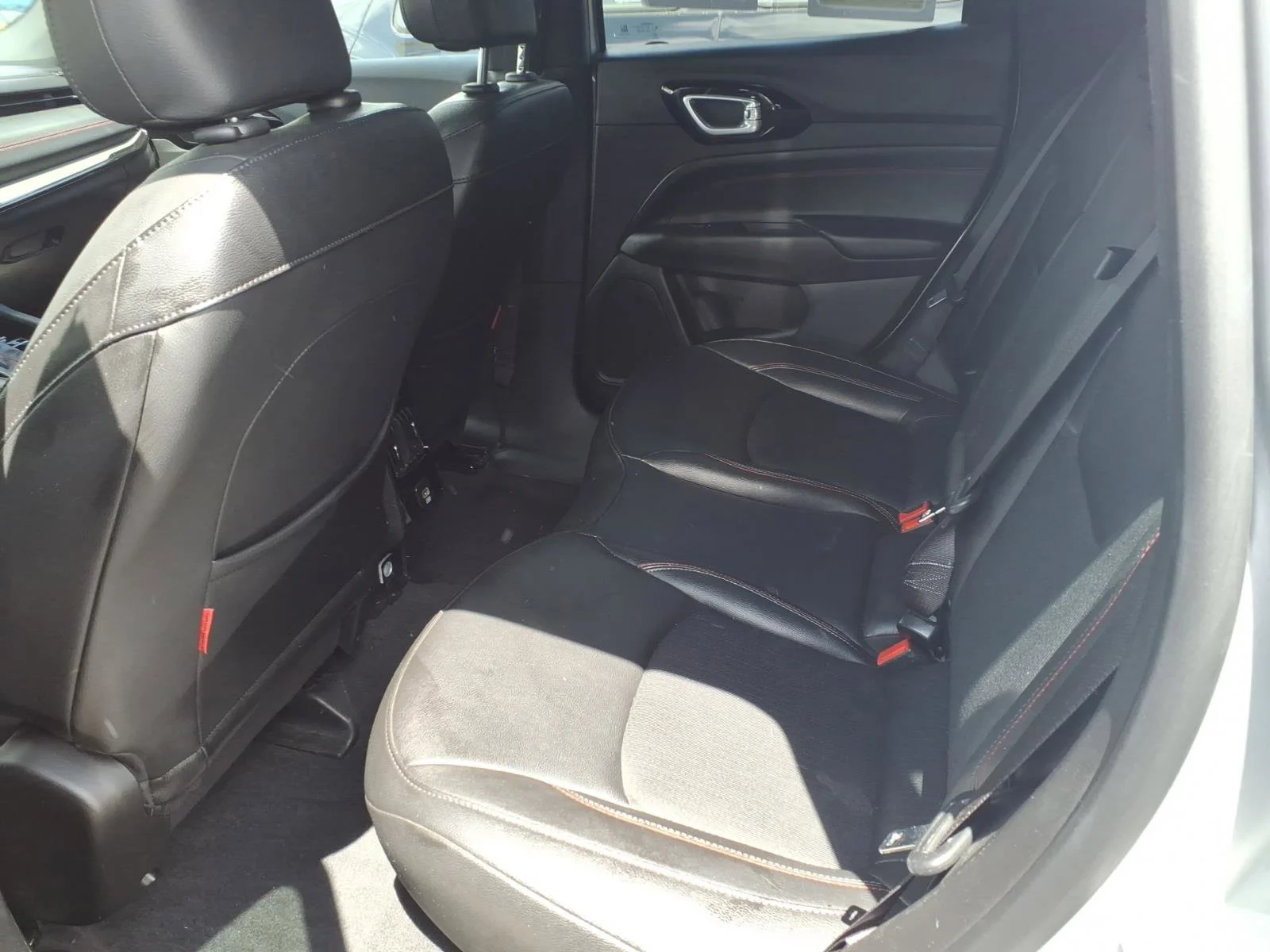 Used 2025 Silver Zynith Metallic Clearcoat Jeep Trailhawk image 12