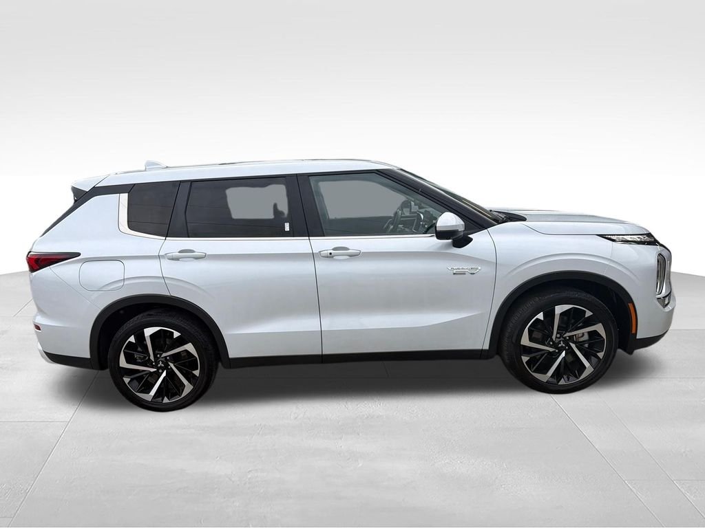 Used 2025 White Mitsubishi SE image 6