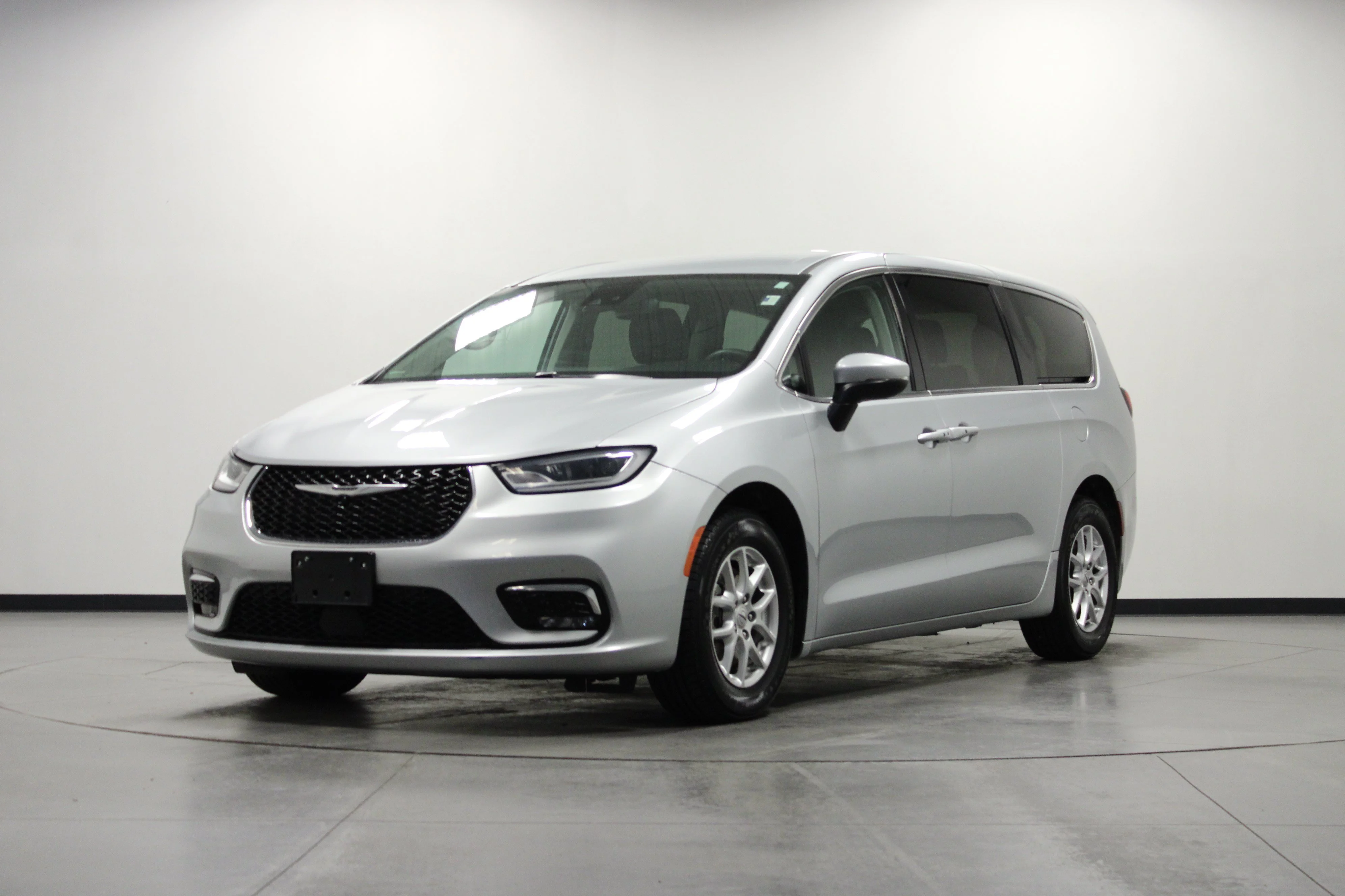 Used 2023 Silver Mist Clearcoat Chrysler Touring L image 8