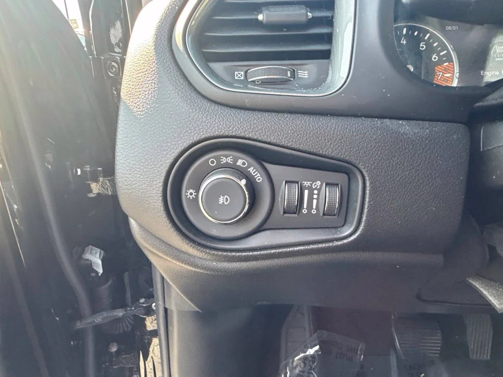 Used 2022 Black Jeep Latitude image 19