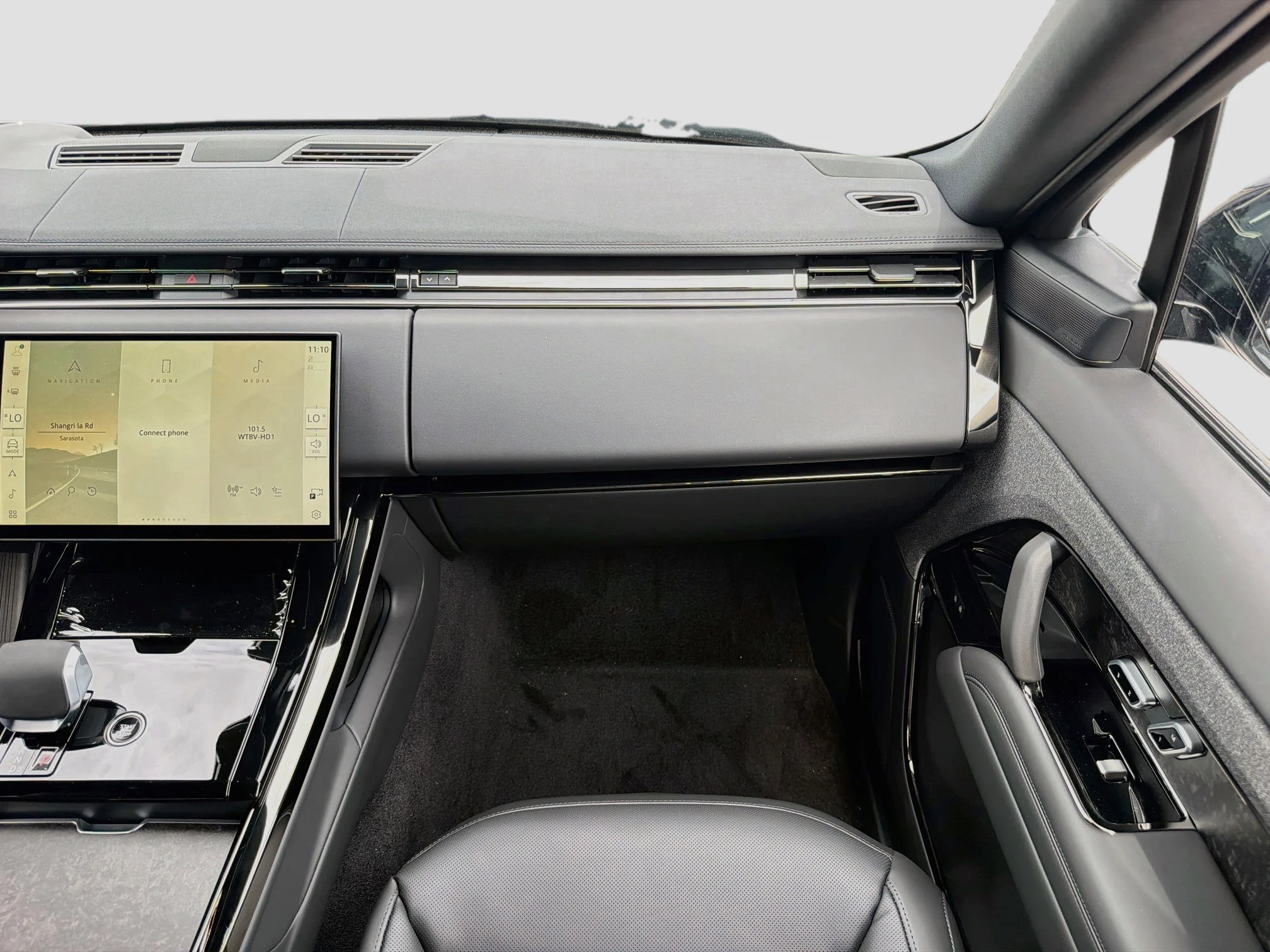 New 2026 Santorini Black Land Rover Dynamic SE image 19