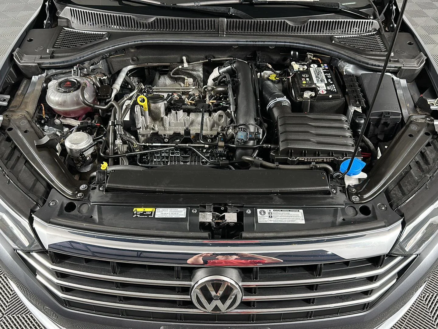 Used 2019 Platinum Gray Metallic Volkswagen SE image 3