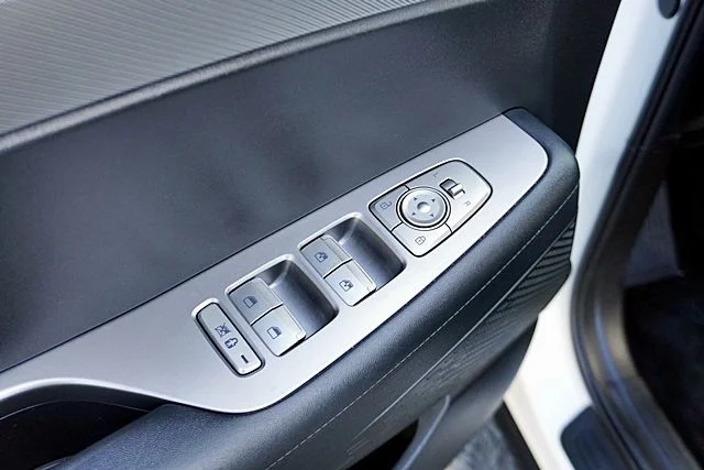 Used 2025 White Hyundai SEL image 23