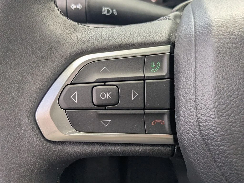 Used 2025 Black Jeep Latitude image 27