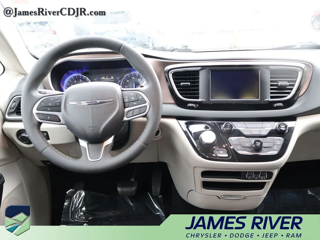 Used 2023 White Chrysler LX image 18