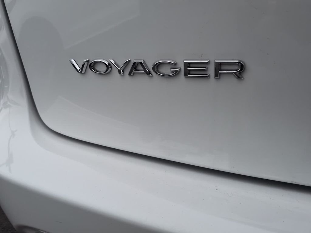 Used 2021 White Chrysler LXI image 8
