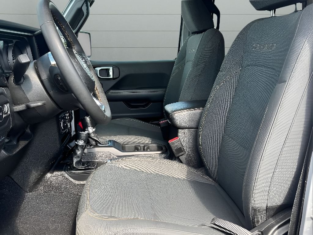Used 2024 Silver Zynith Clearcoat Jeep Sahara image 13