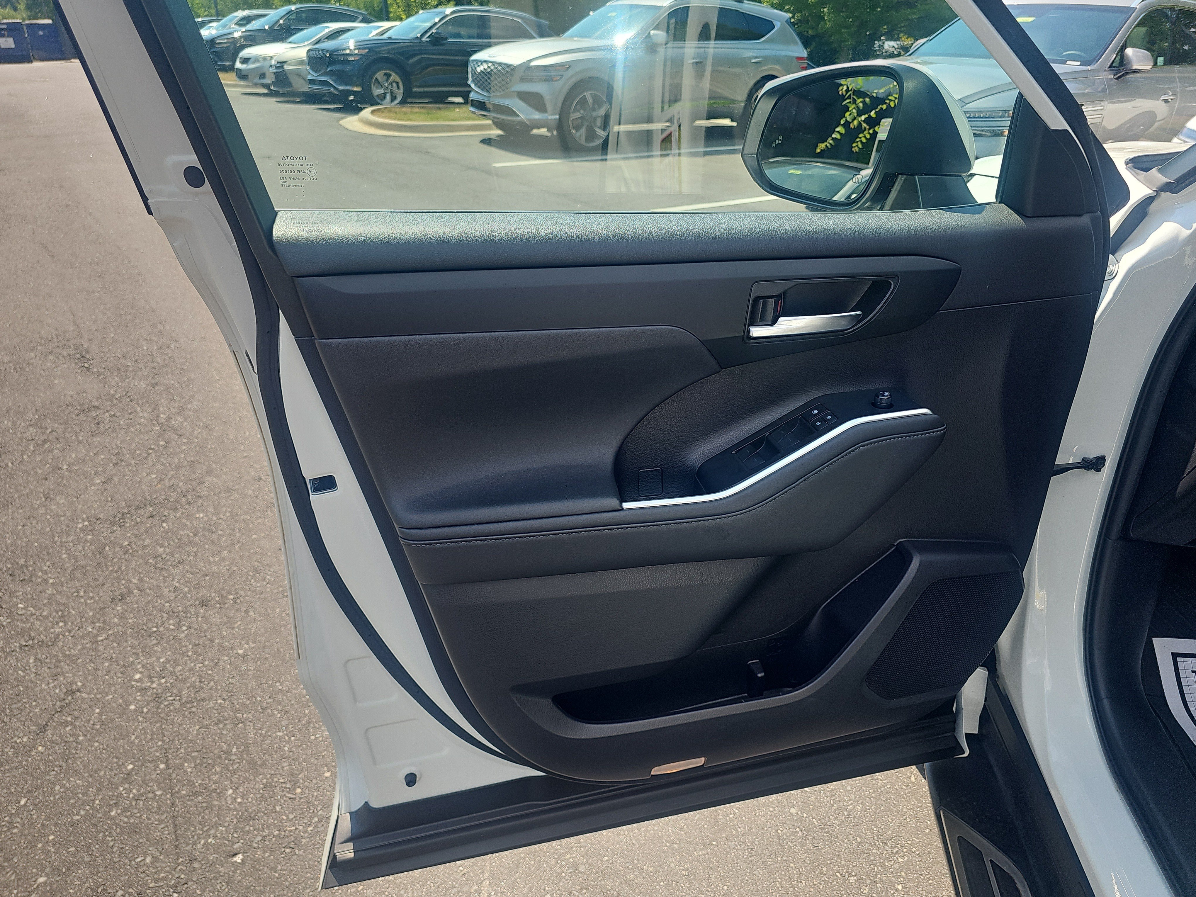 Used 2021 Blizzard Pearl Toyota Hybrid XLE image 10