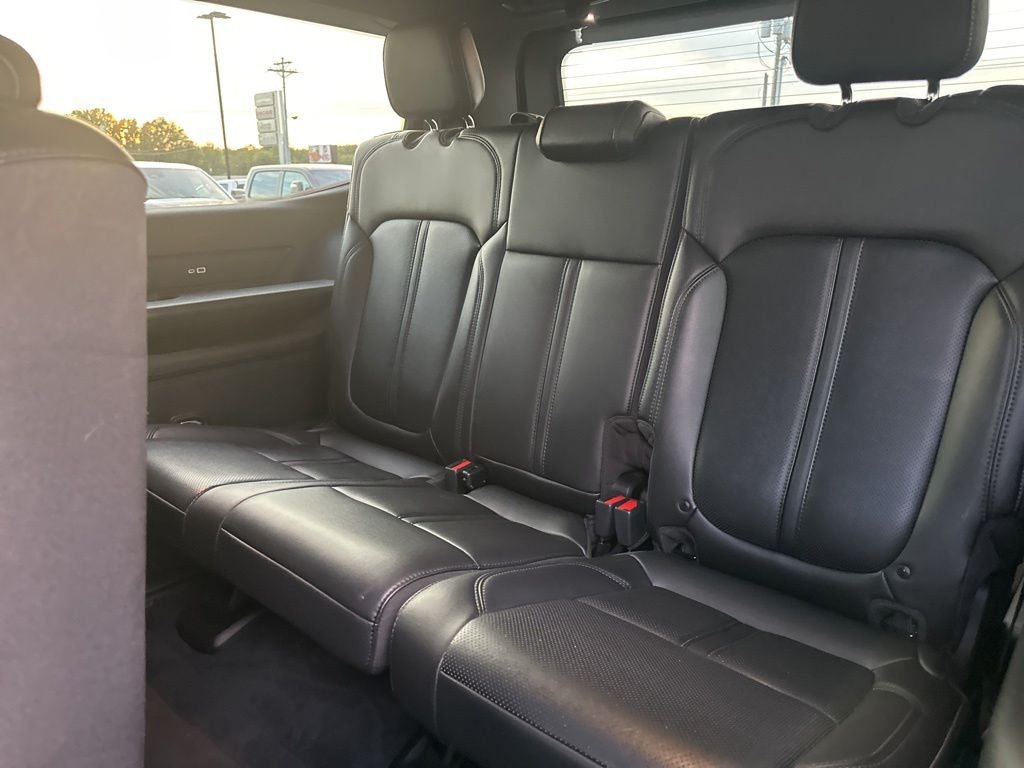Used 2025 White Jeep Base image 24