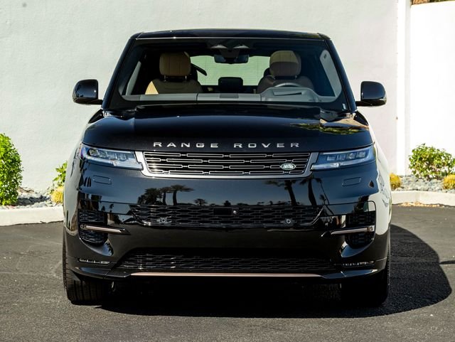 New 2026 Santorini Black Land Rover Dynamic SE image 3