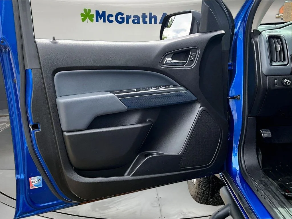 Used 2018 Blue Chevrolet Z71 image 22