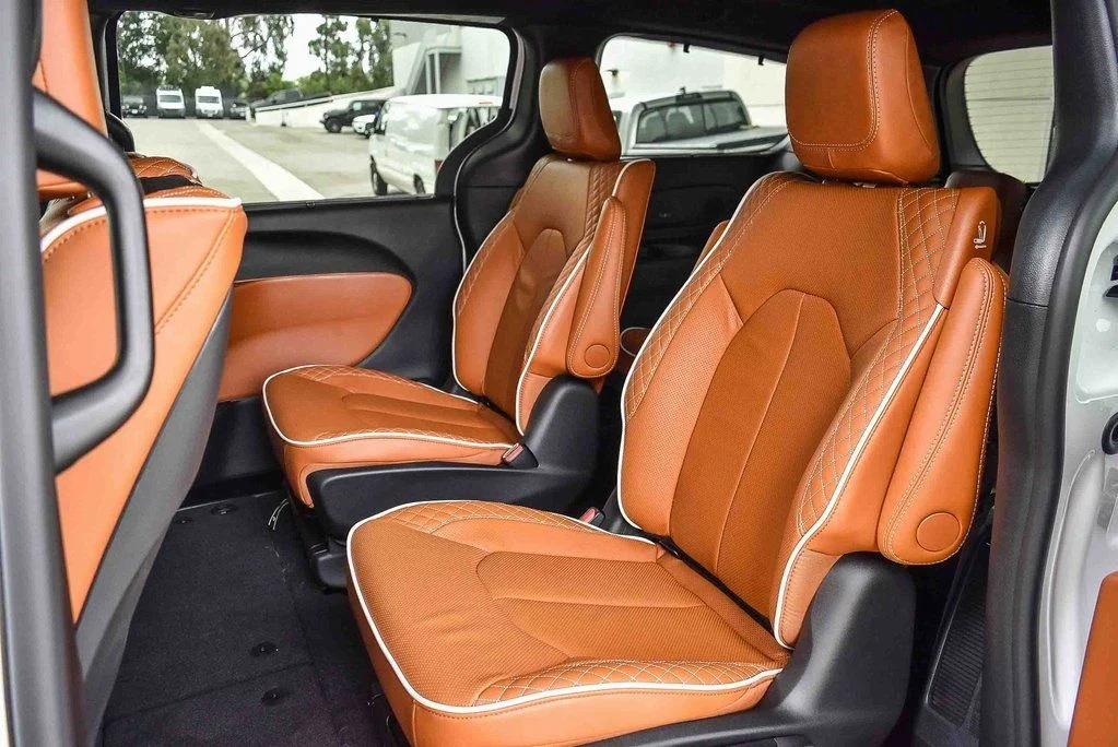 New 2026 Bright White Clear-Coat Exterior Paint Chrysler Pinnacle image 18