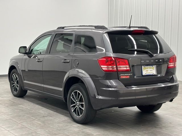 Used 2018 Gray Dodge SE image 4