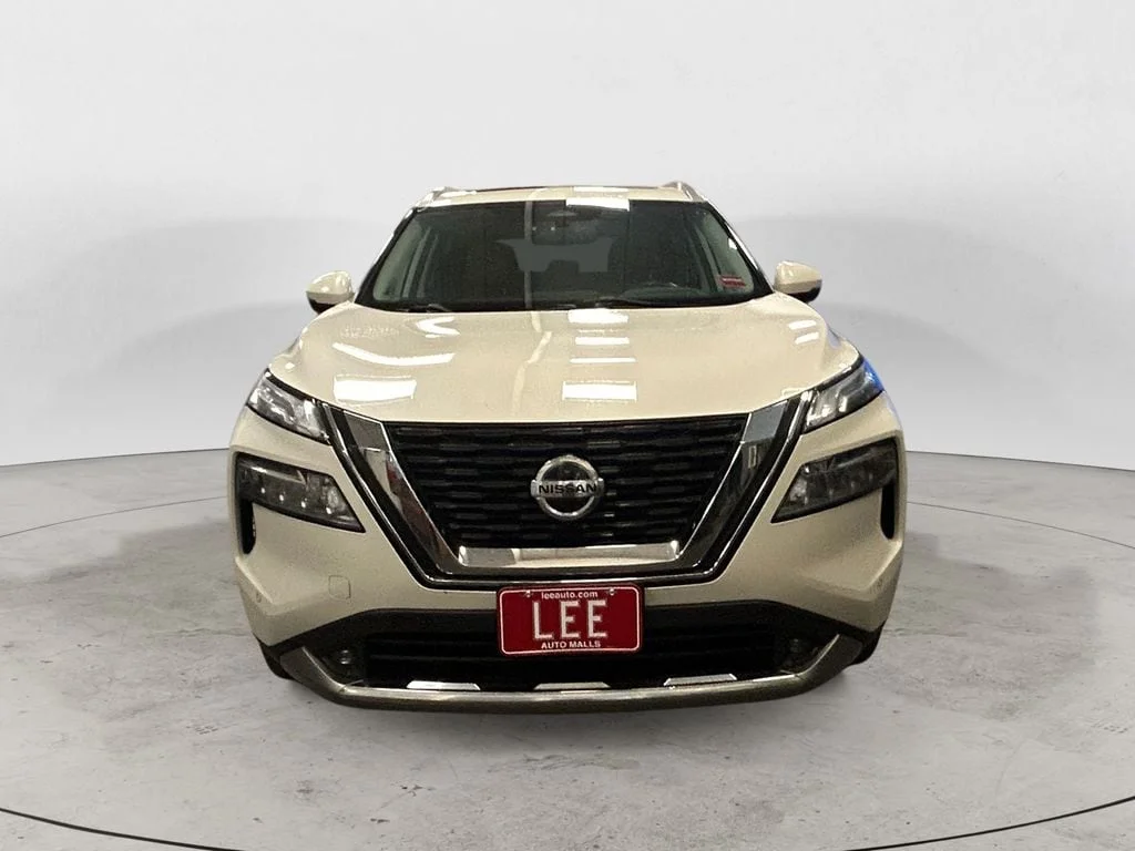 Used 2021 Pearl White Nissan Platinum image 9
