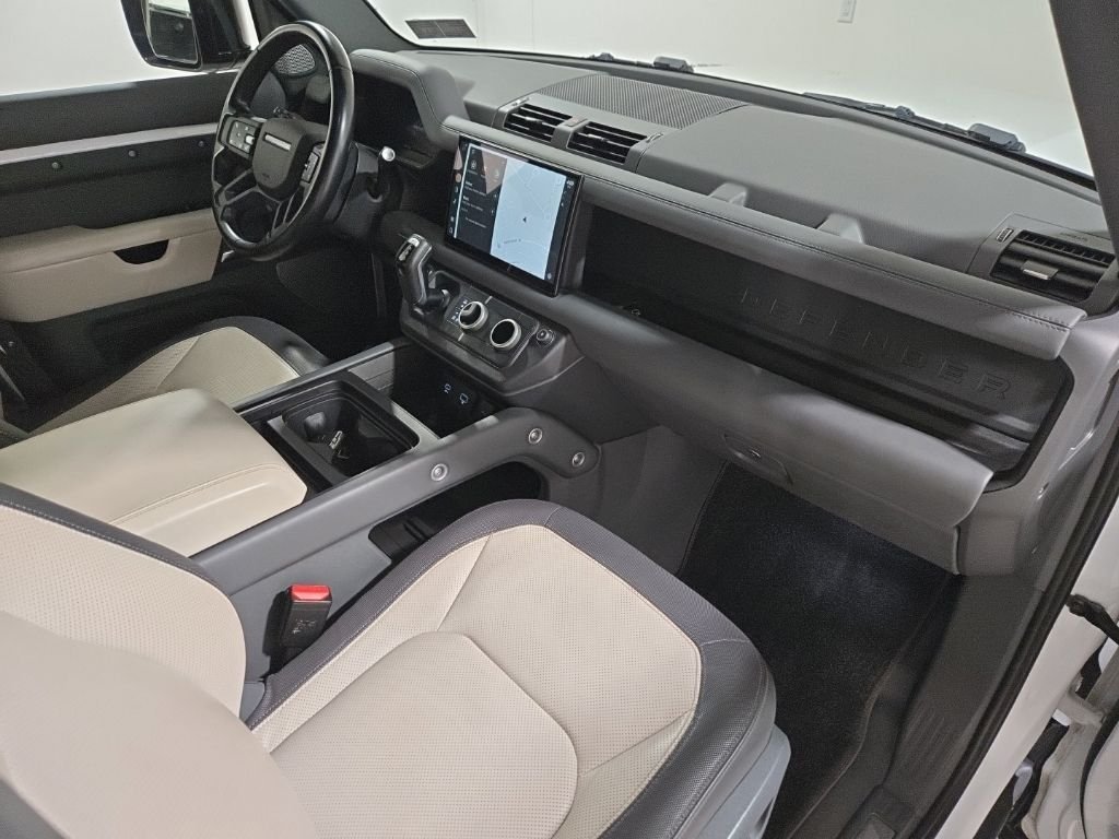 Used 2023 Fuji White Land Rover X-Dynamic SE image 29