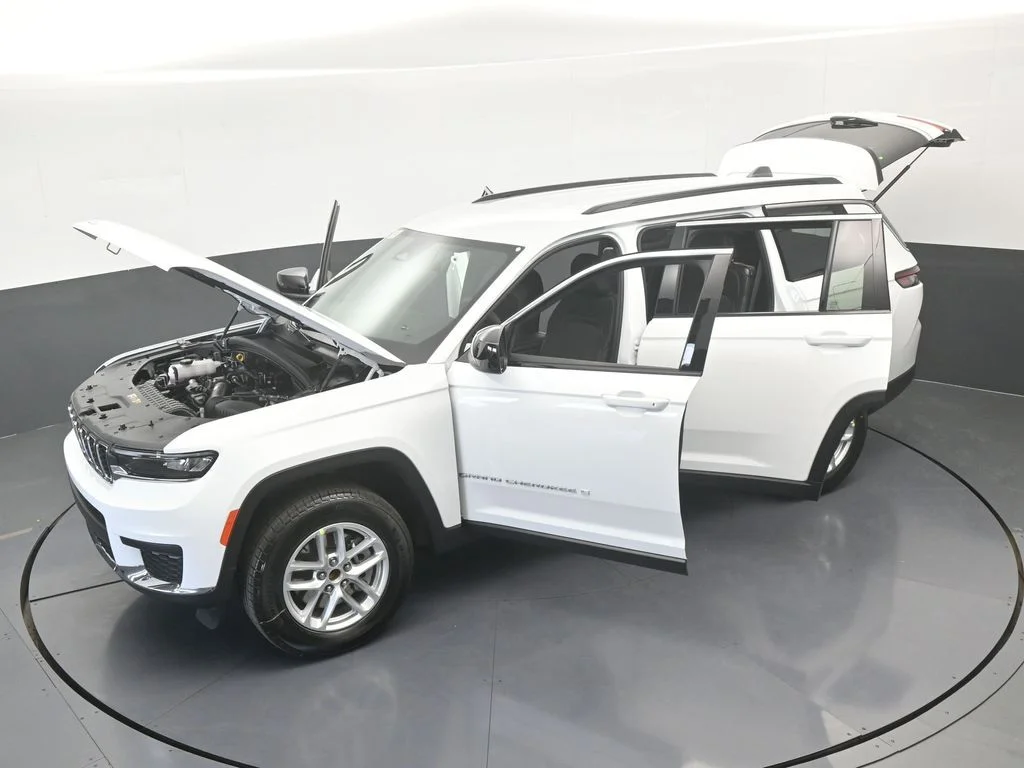 New 2026 Bright White Clear-Coat Exterior Paint Jeep Laredo image 60