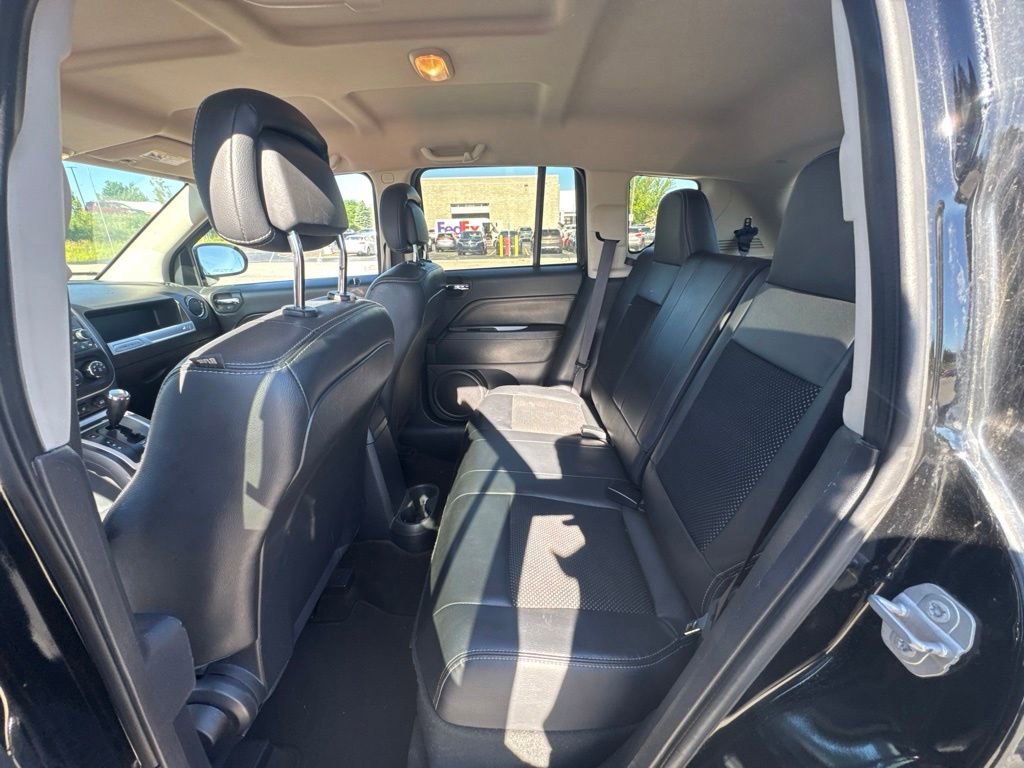 Used 2016  Jeep Latitude image 34