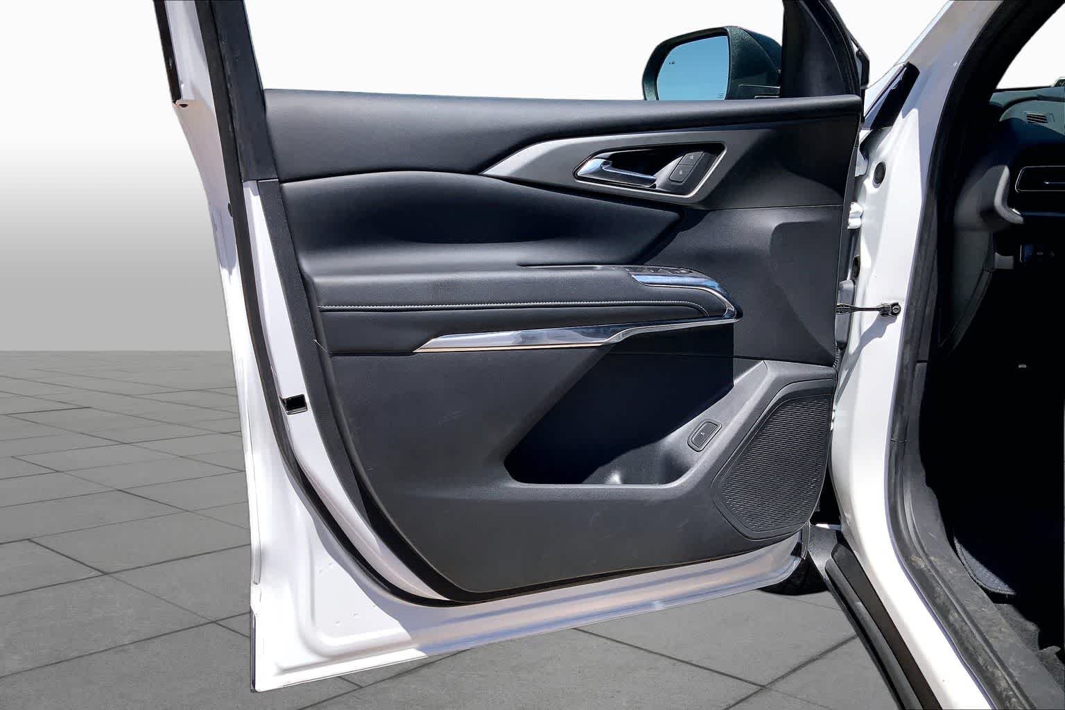 Used 2025 Summit White Chevrolet FWD LT image 22