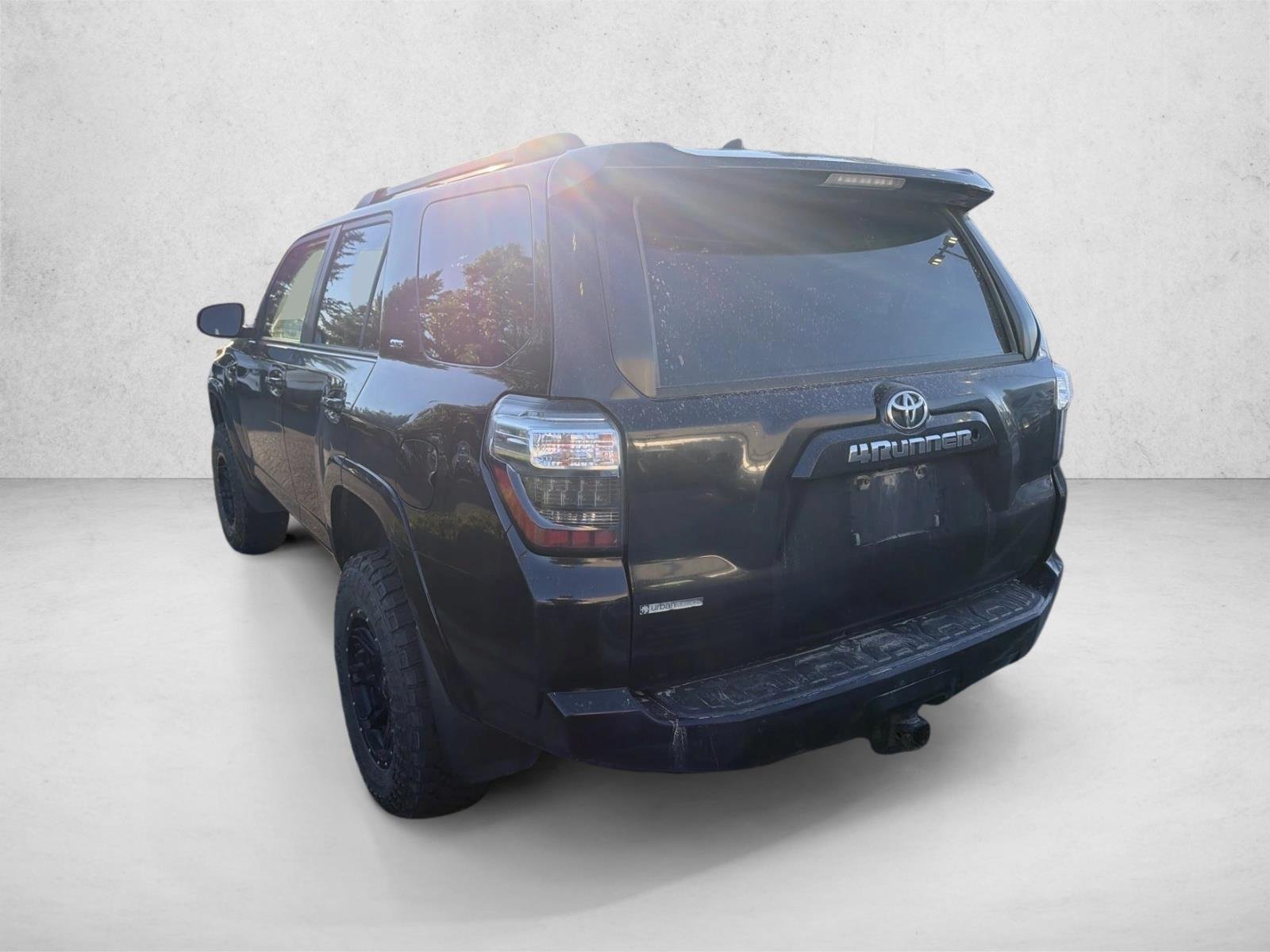 Used 2016 Midnight Black Metallic Toyota SR5 image 3