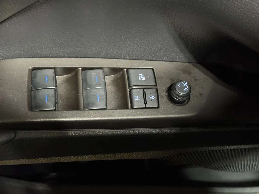 2024 Toyota Camry SE - Photo 19