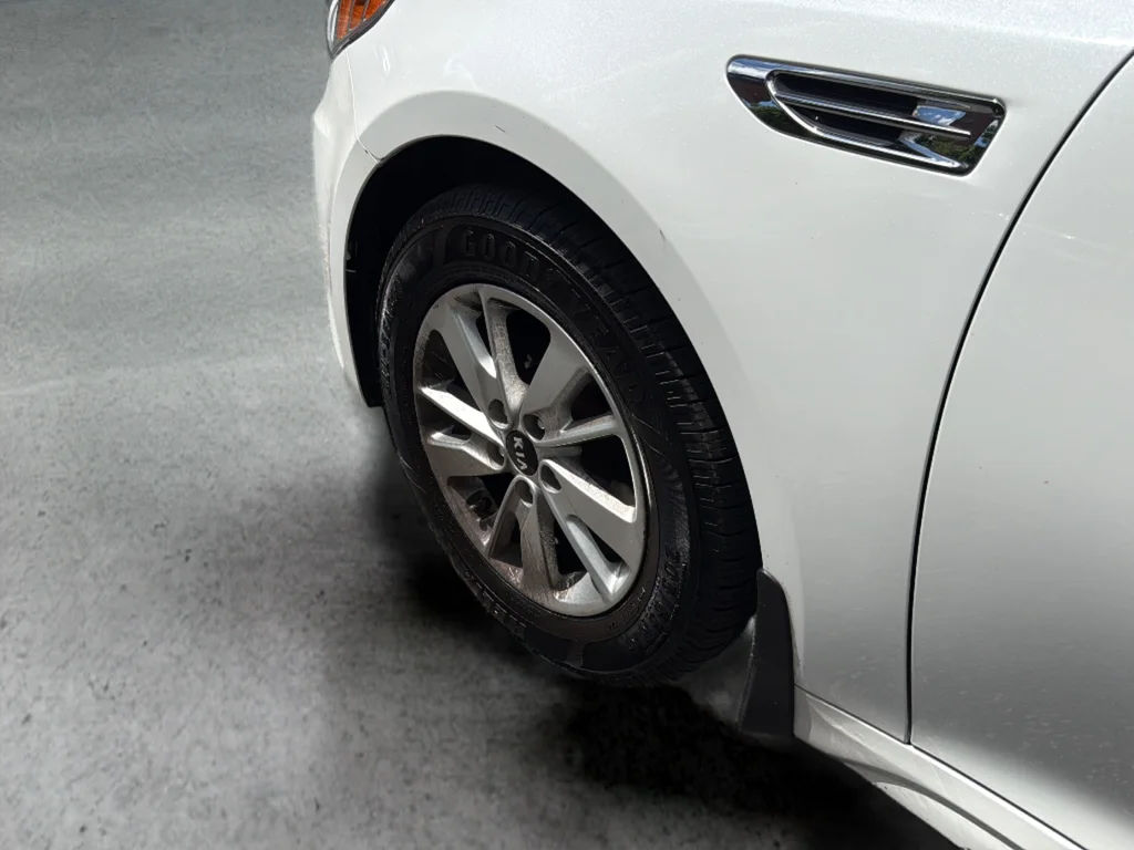 Used 2016 White Kia LX image 29