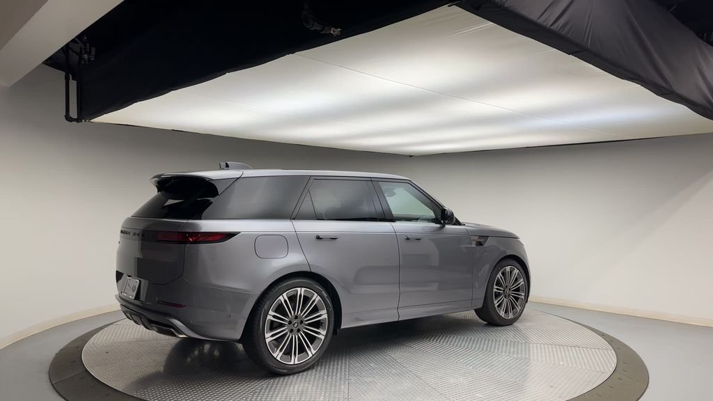 Used 2024  Land Rover Dynamic SE image 8