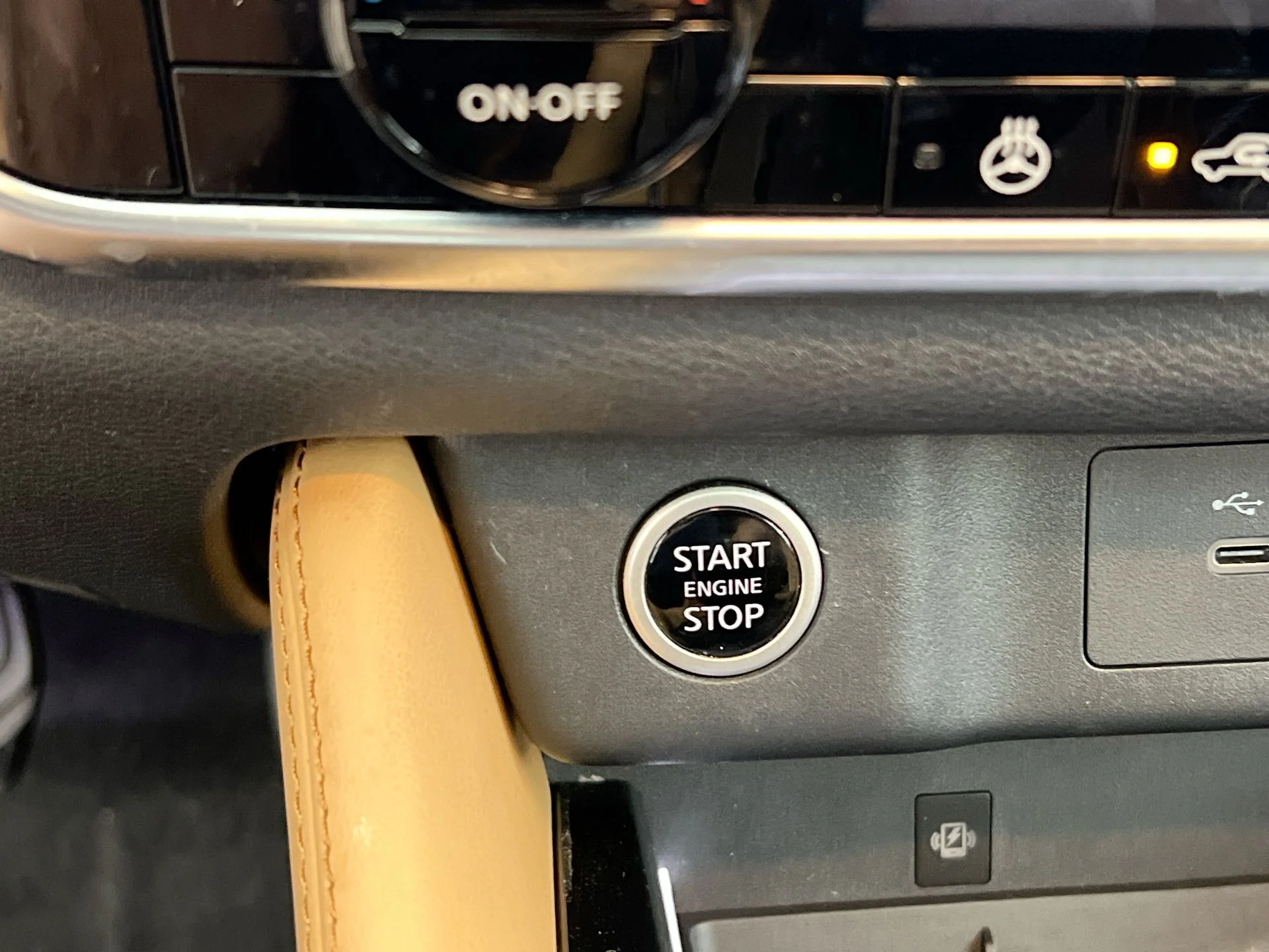 Used 2023 White Nissan Platinum image 37