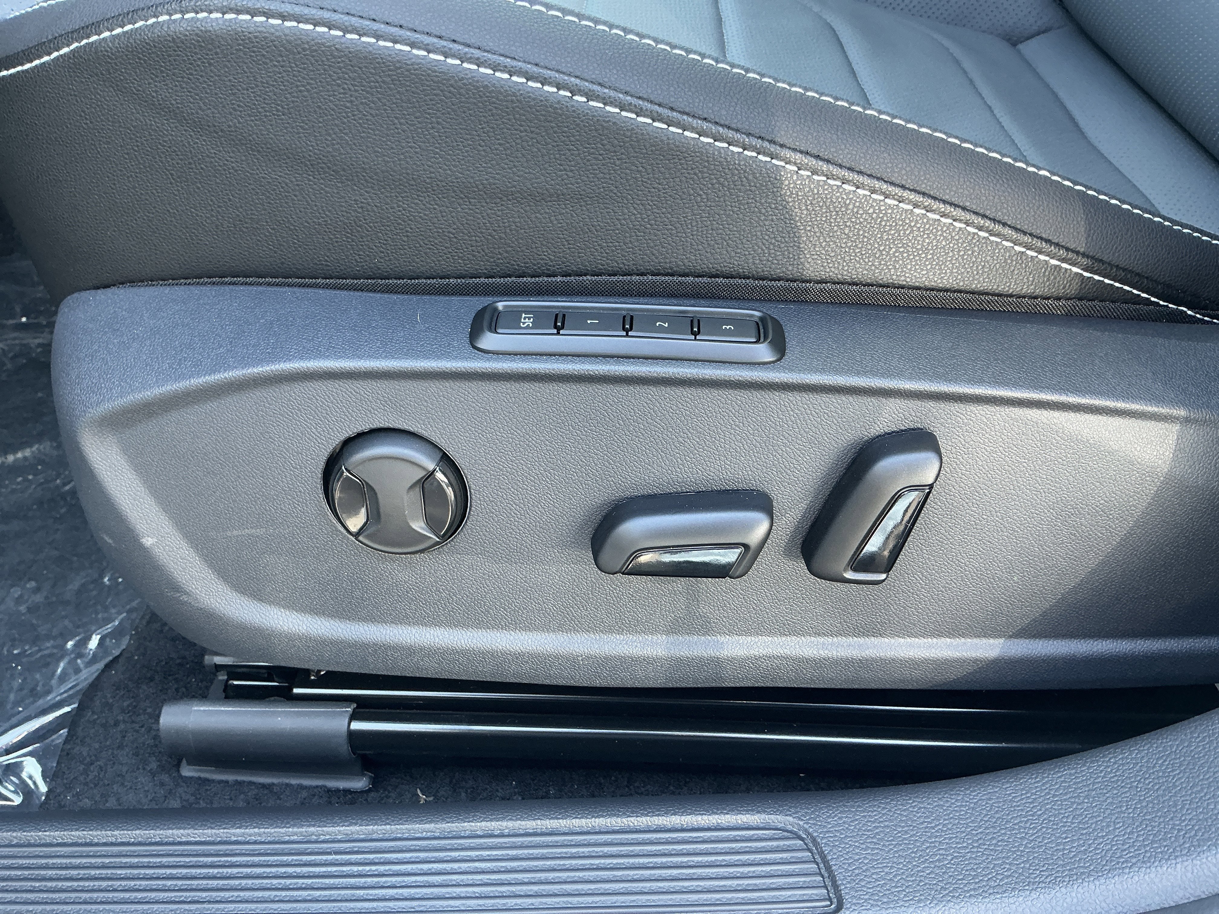 New 2026 Opal White Pearl Volkswagen SEL image 11