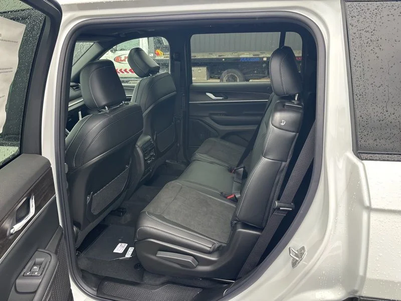 New 2026 Bright White Clear-Coat Exterior Paint Jeep Altitude image 14