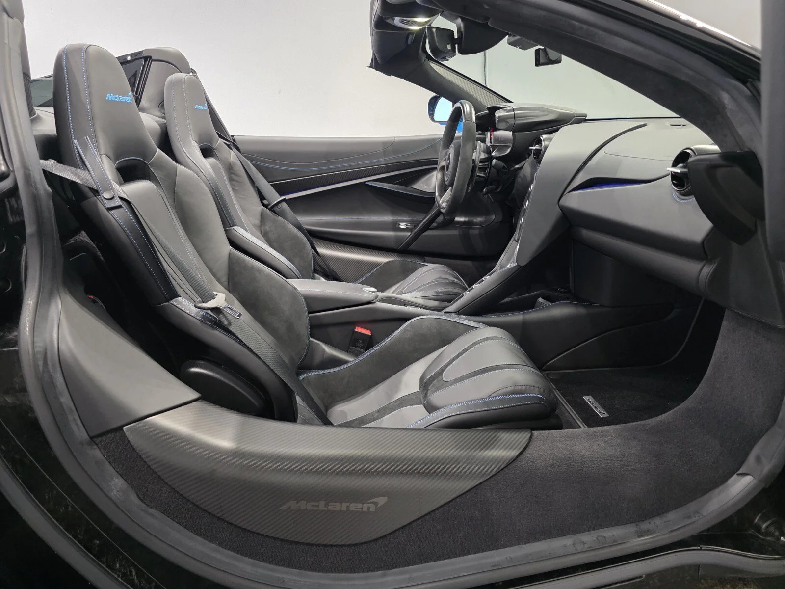 Used 2024 MSO Mexico Blue McLaren Spider image 26