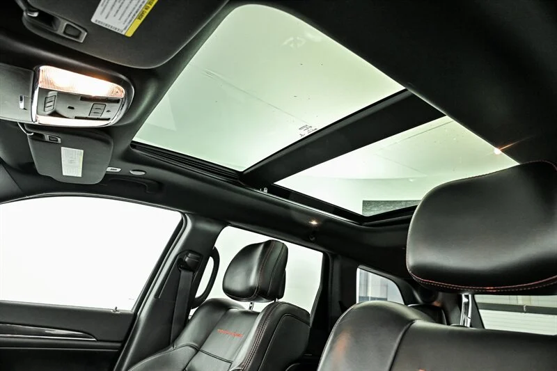 Used 2018 Diamond Black Crystal Pearl Coat Jeep Trailhawk image 18