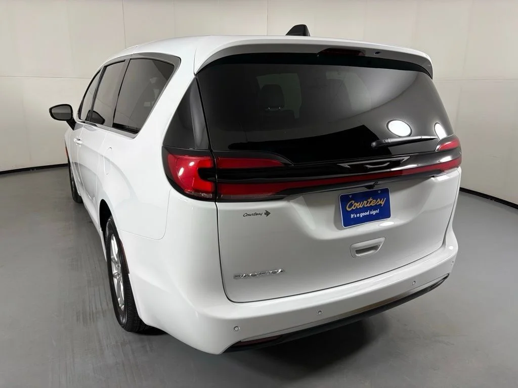 New 2027 White/off-white Chrysler Select image 6