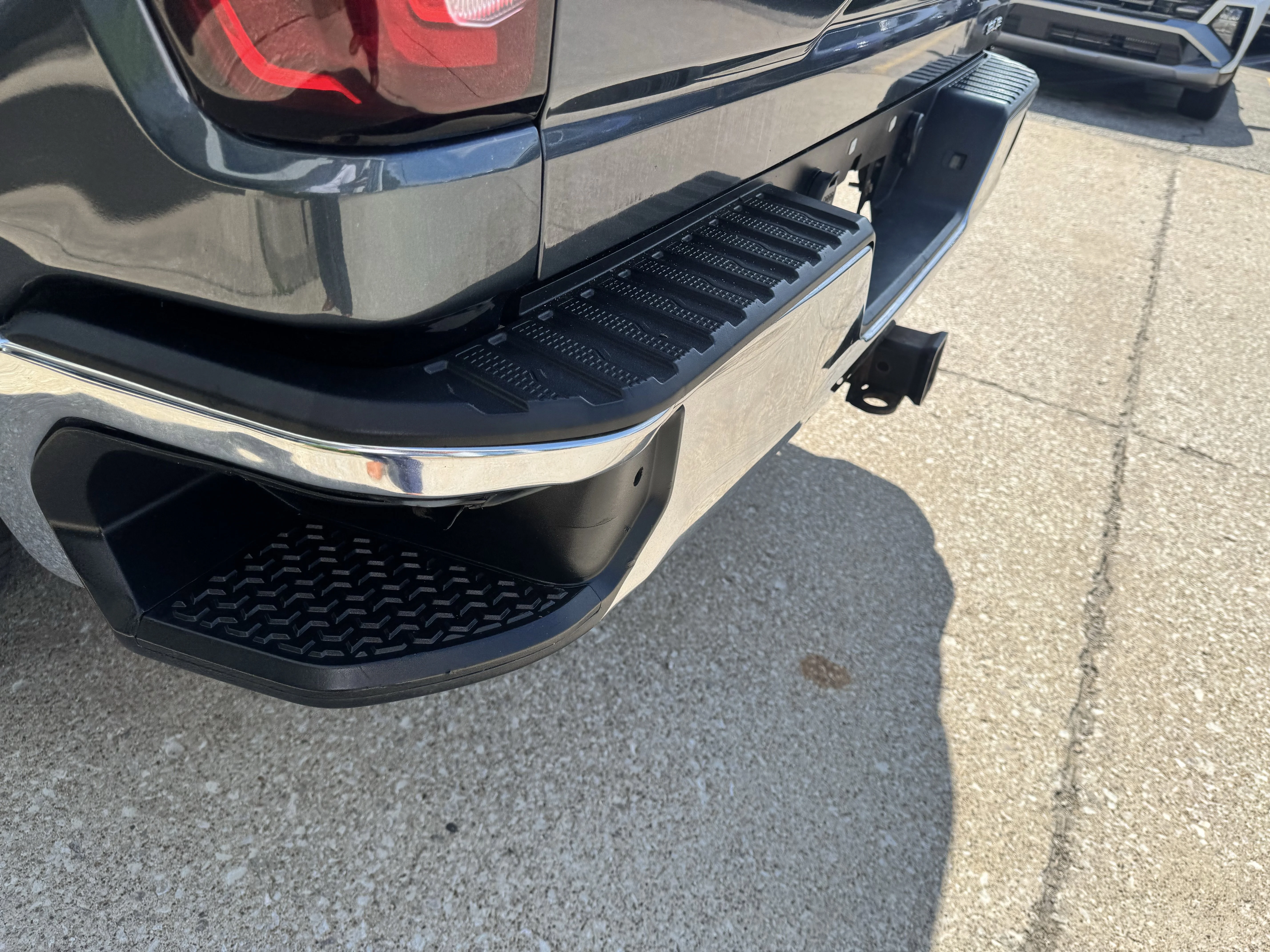 Used 2020 Dark Sky Metallic GMC SLE image 7