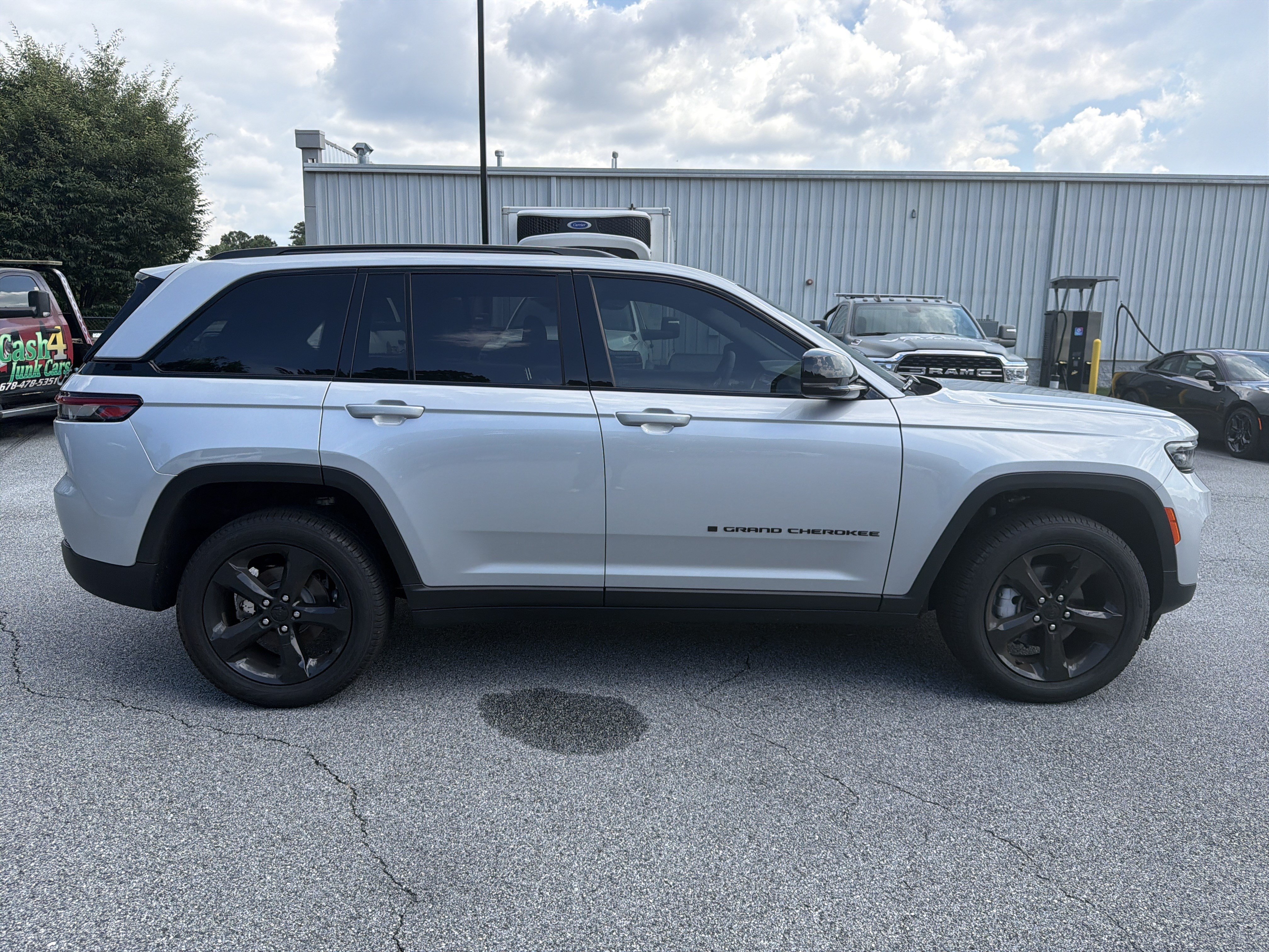 New 2025 Silver Zynith Exterior Paint Jeep Limited image 9