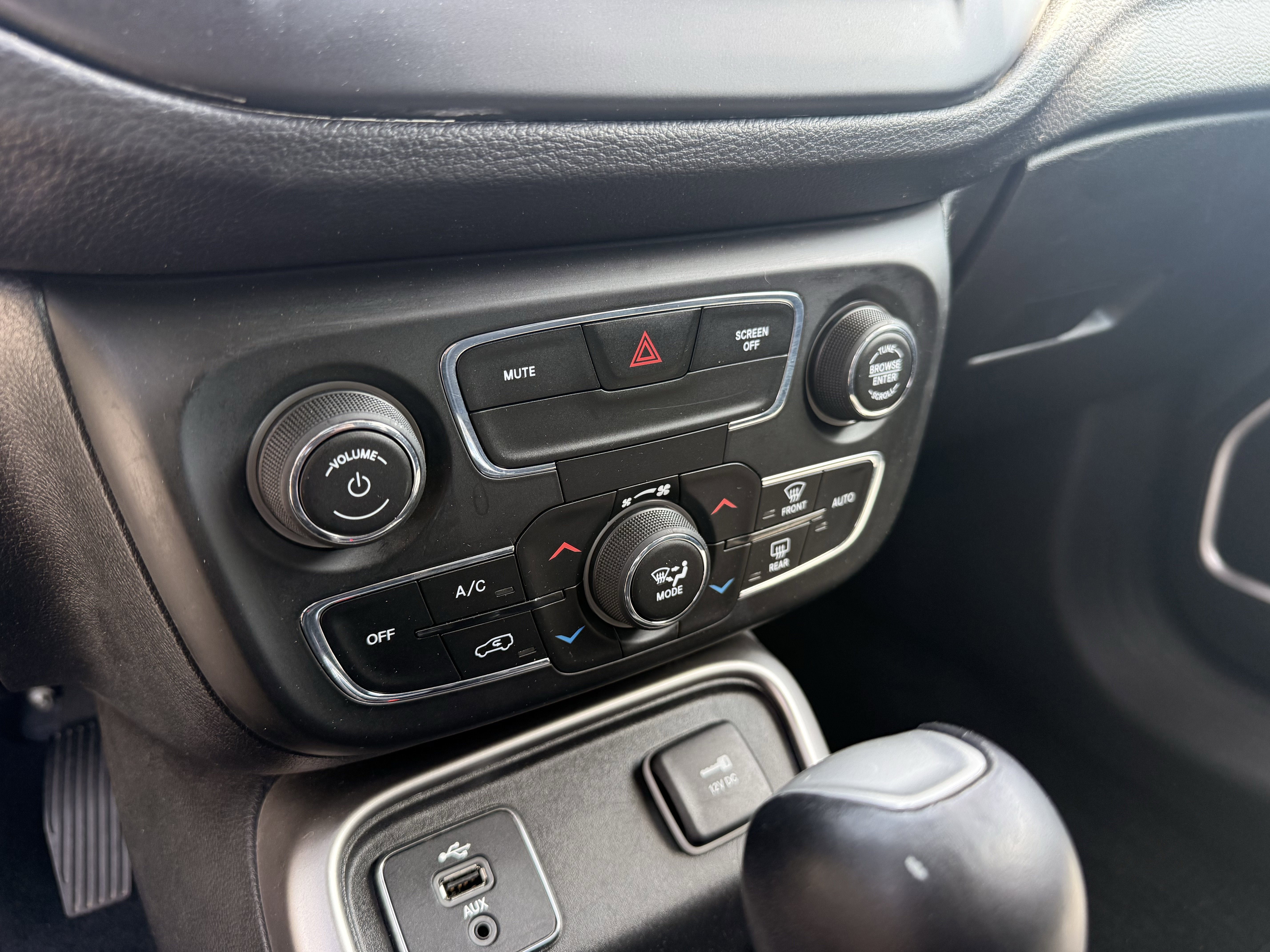 Used 2018 White Clearcoat Jeep Latitude image 24