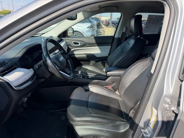 Used 2022 Silver Jeep Latitude Lux image 12