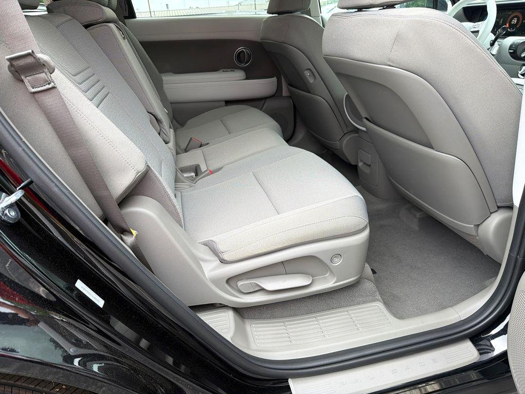 New 2026 Black Hyundai SE FWD image 15