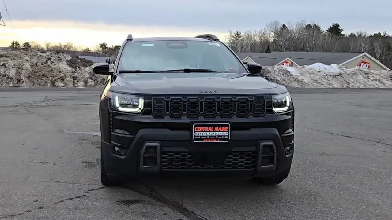 New 2026 Diamond Black Crystal Pearl-Coat Exterior Paint Jeep Laredo image 3