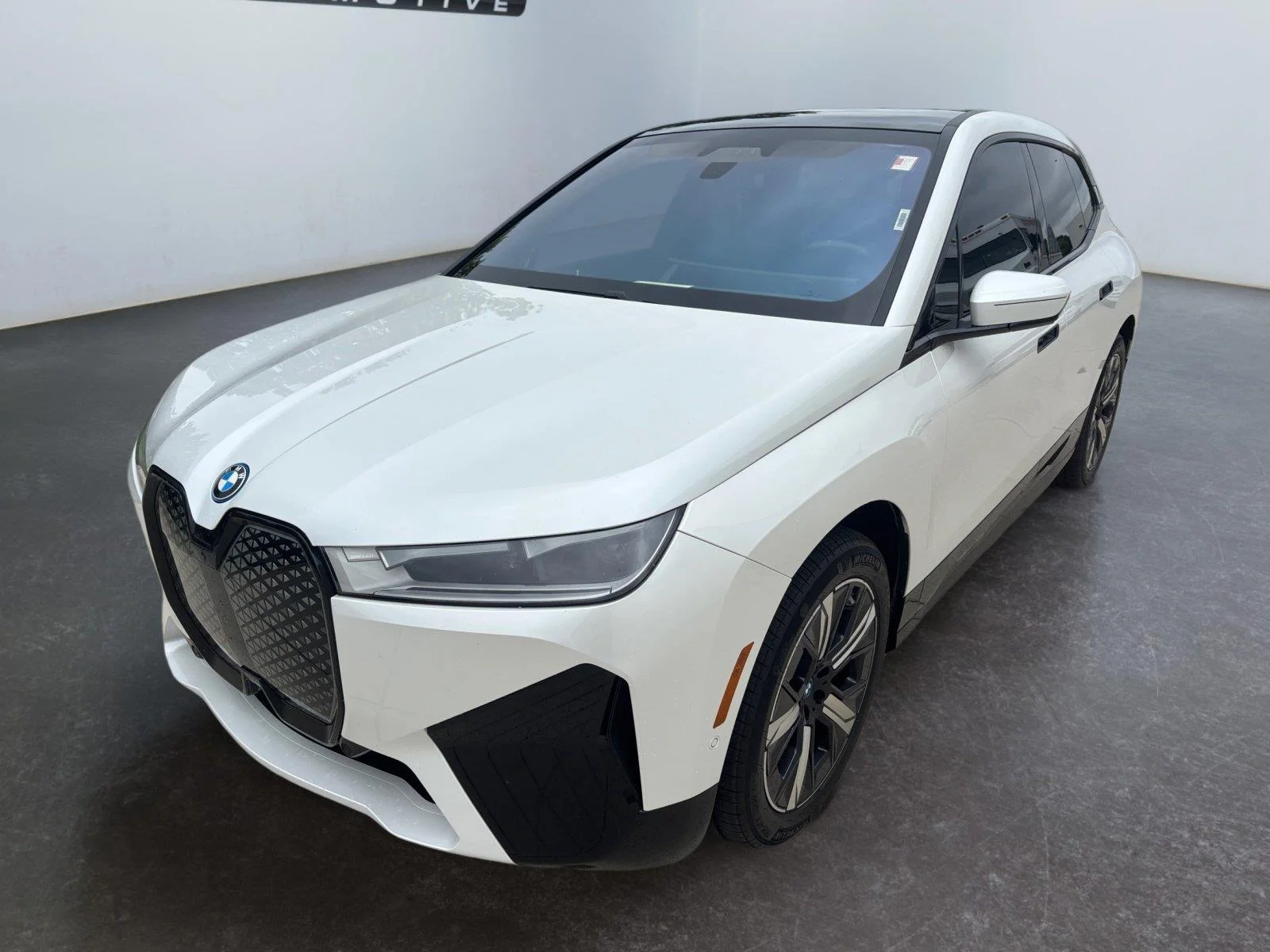 Certified Used 2025 Mineral White Metallic BMW xDrive50 image 9
