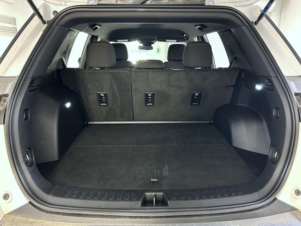 Used 2025 White Chevrolet LT image 21