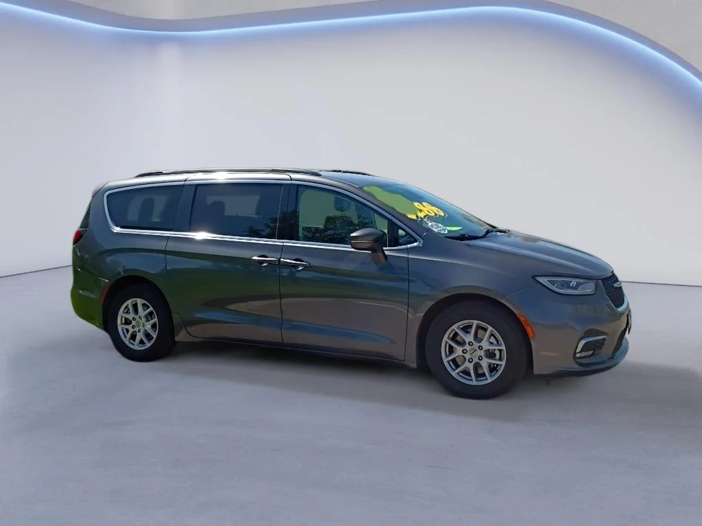 Used 2022 Granite Crystal Metallic Clearcoat Chrysler Touring L image 8