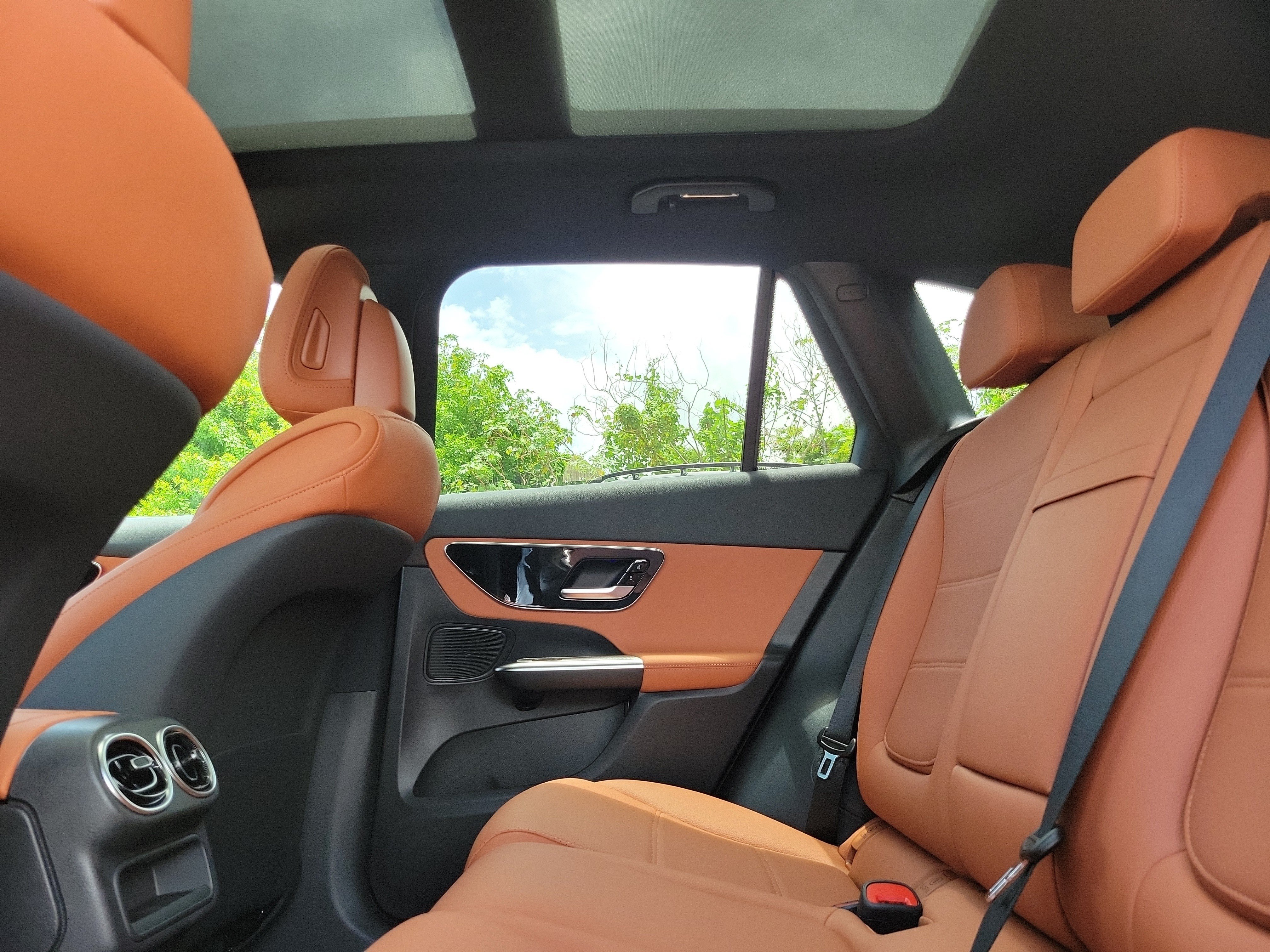 New 2026 Graphite Grey Metallic Mercedes-Benz GLC 300 image 40