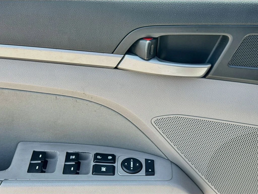 Used 2017 Silver Hyundai SE image 20