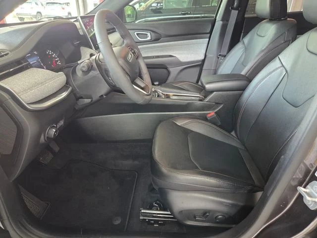 Used 2023 Gray Jeep Latitude Lux image 4